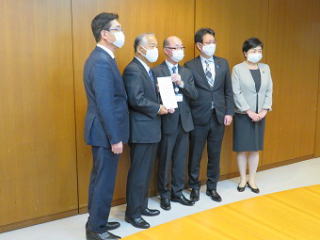 感染症対策拡充を求める知事への緊急要望の様子1