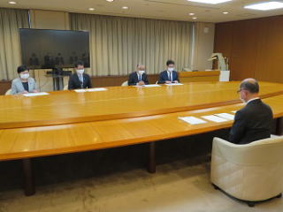 感染症対策拡充を求める知事への緊急要望の様子2