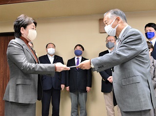 議会費減額の申し入れの様子