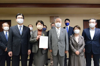 議会費減額の申し入れの様子2