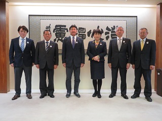 堀部豊美姉妹都市協会長、松田謙吾議長、戸田安彦町長、郡和子市長、赤間次彦議長、藤本章副市長