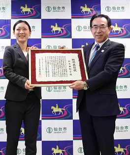 鈴木亜矢子選手と斎藤範夫議長