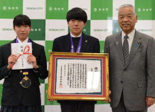 仙台育英高等学校陸上部の生徒と鈴木勇治議長
