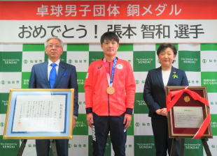 張本智和選手と赤間次彦議長、郡和子市長