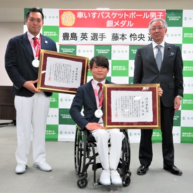 豊島英選手、藤本怜央選手と赤間次彦議長