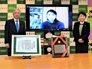 赤間次彦議長、石沢麻依氏、郡和子市長