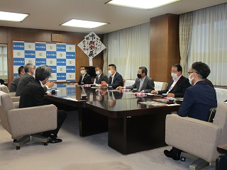 徳島市議会・宇和島市議会との交流の様子