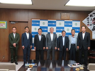 徳島市議会・宇和島市議会との交流の様子
