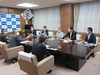 徳島市議会・宇和島市議会との交流の様子