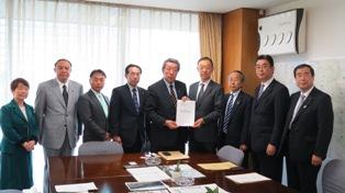 自由民主党　要望書を手渡す