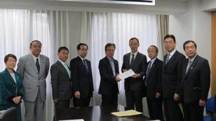 復興庁 中島正弘事務次官へ要望書を手渡す