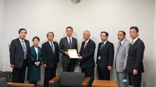 公明党 要望書を手渡す